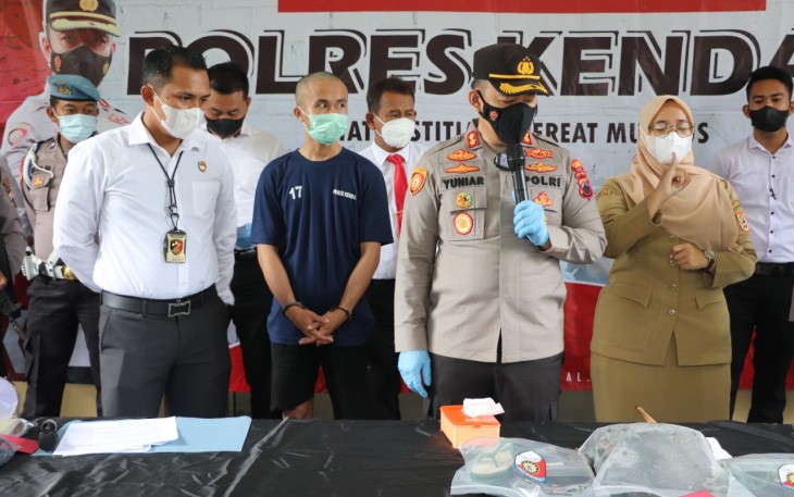 Polres Kendal saat jumpa pers kasus pembunuhan dengan Tersangaka beserta barang bukti