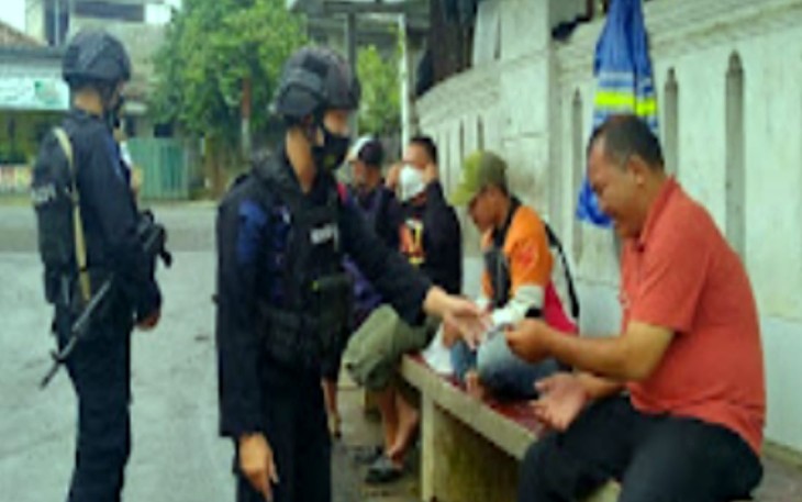 Saat Brimob Polda Jabar Melaksanakan Patroli Dan Membagikan Masker Ditengah PPKM Juga Edukasi Ajak Masyarakat Patuhi Prokes