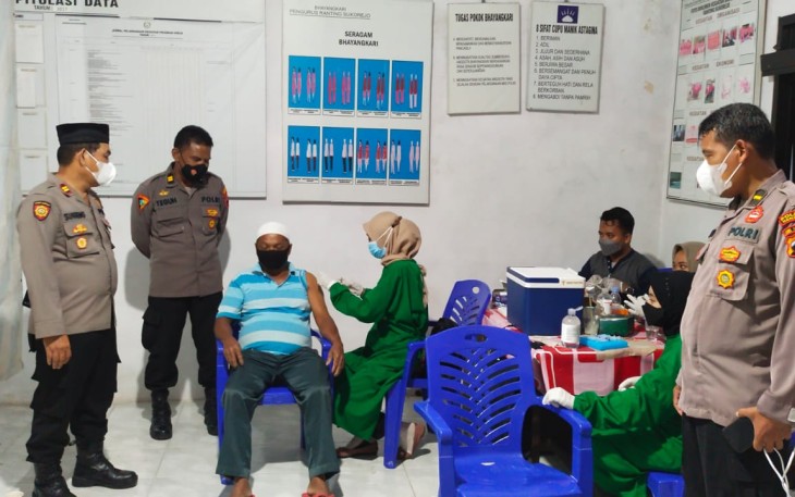 Kapolsek Sukorejo melihat langsung Warga yang di vaksin oleh Nakes