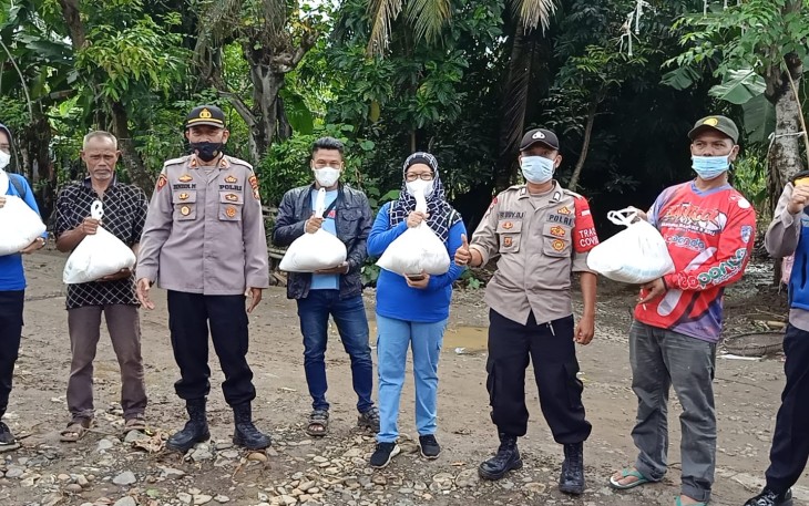 Polisi Bagikan Bansos Kapolres Garut untuk Warga Terdampak Covid-19 di Pameungpeuk