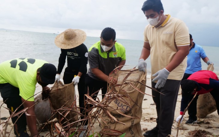  Plt Bupati Bintan dan FKPD Jogging Sambil Pungut Sampah