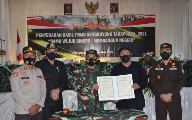  Penyerahan hasil TMMD Sengkuyung Tahap III Tahun 2021