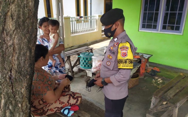 Anggota Polsek Dawuan Perketat Penerapan Prokes Terhadap Masyarakat