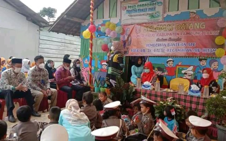 Bunda Paud Kabupaten Lambar Memberikan Bantuan Berupa Alat Permainan Edukatif Kepada Anak-Anak Paud Seluruh Kecamatan Air Hitam