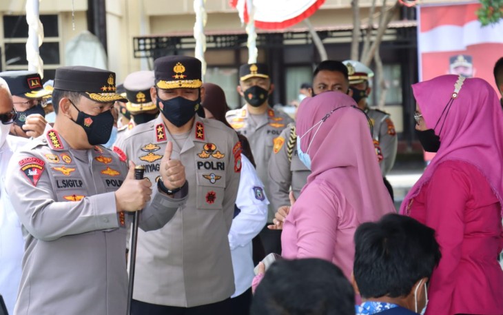 Kapolri Jenderal Listyo Sigit Prabowo meninjau pelaksanaan akselerasi percepatan vaksinasi serentak se-Indonesia.