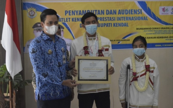 - Bupati Kendal Dico M. Ganinduto memberikan penghargaan kepada dua atlet yang telah menorehkan prestasi tinggi bagi Kabupaten Kendal pada kancah kejuaraan Asian Youth Para Games di Bahrain 2021