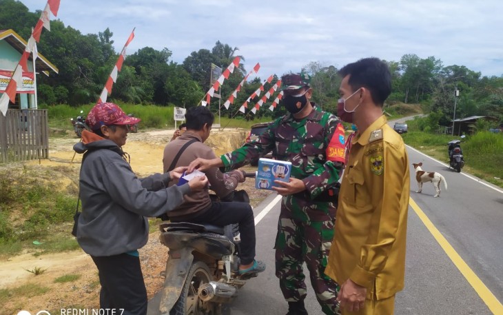 Danramil Rungan Terjun Langsung Bagikan Masker ke Pengguna Jalan