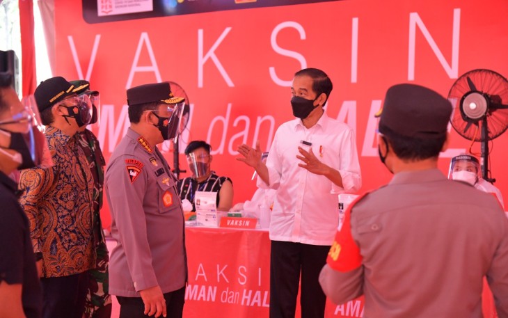 Presiden Joko Widodo meninjau langsung pelaksanaan vaksinasi massal di Lapangan Bhayangkara