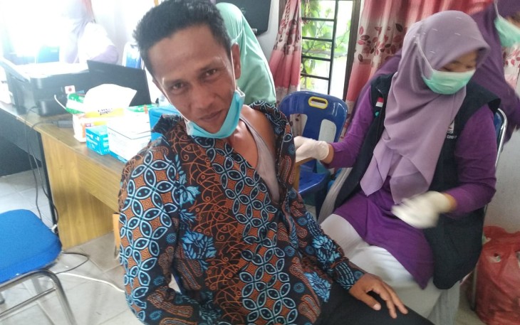 Salah seorang perangkat Desa Kilangan, Singkil saat mengikuti vaksinasi covid-19 di Desa setempat