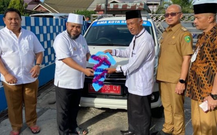 Walikota Bengkulu Helmi Hasan didampingi Sekretaris Daerah (Sekda) Arif Gunadi, Asisten II Saipul Apandi dan Kepala BPKAD Yudi Susanda menyerahkan bantuan pinjam pakai mobil operasional kepada BMA yang berlangsung di kediaman Walikota 