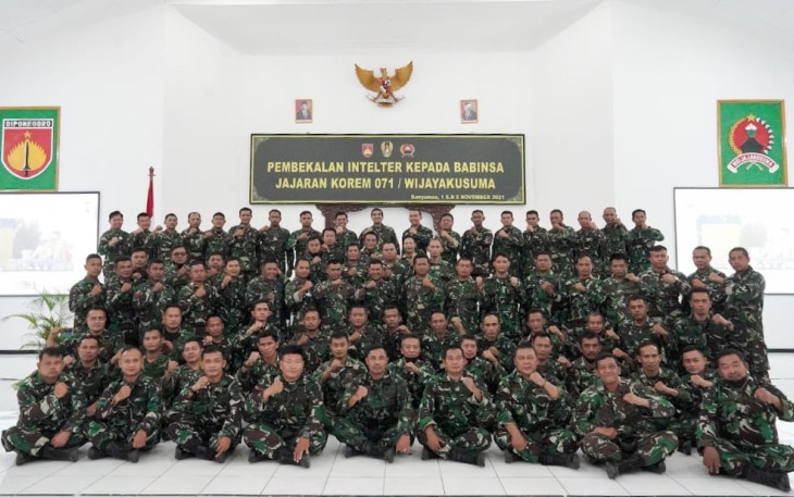 Babinsa jajaran KOREM 071 foto bersama dalam acara pembekalan Intelijen teritorial di Gedung Pertemuan A Yani Makorem  071/WK, Jum'at 5/11/2021