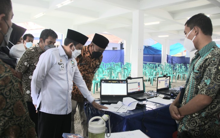 Sekretaris Daerah (Sekda) Hamka Sabri mengecek lokasi pelaksanaan Seleksi Kompetensi Dasar (SKD) CPNS 2021 provinsi Bengkulu di gedung Lembaga Pengembangan Teknologi Informasi dan Komunikasi (LPTIK) Universitas Bengkulu (UNIB), 29/09/2021.