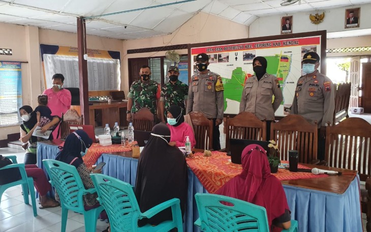 Kapolsek Cepiring IPTU Agung Setio Nugroho bersama anggotanya melaksanakan monitoring pelaksanaan vaksinasi Covid-19