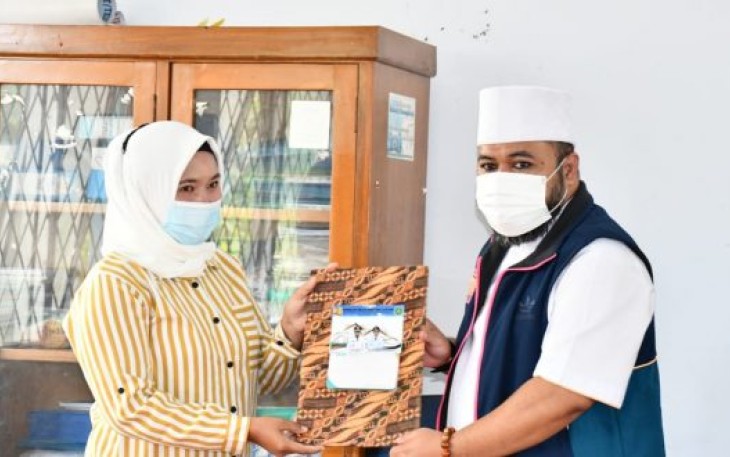 Penyerahan secara simbolis bantuan bedah rumah dilakukan langsung oleh Walikota Bengkulu Helmi Hasan