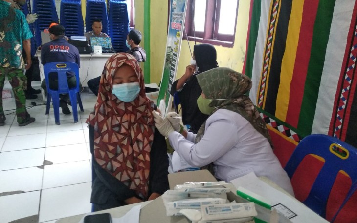 Salah seorang warga diKabupaten Aceh Singkil, saat mengikuti vaksinasi covid-19
