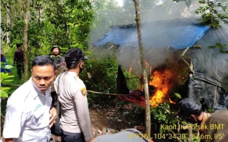 Gubuk Pesta dan Transaksi Sabu Dibakar