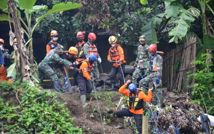 Upaya pencarian terhadap jasad Sastro Setu, pekerja bangunan tertimbun longsoran talud di tebing Sungai Siwaluh, Kabupaten Karanganyar