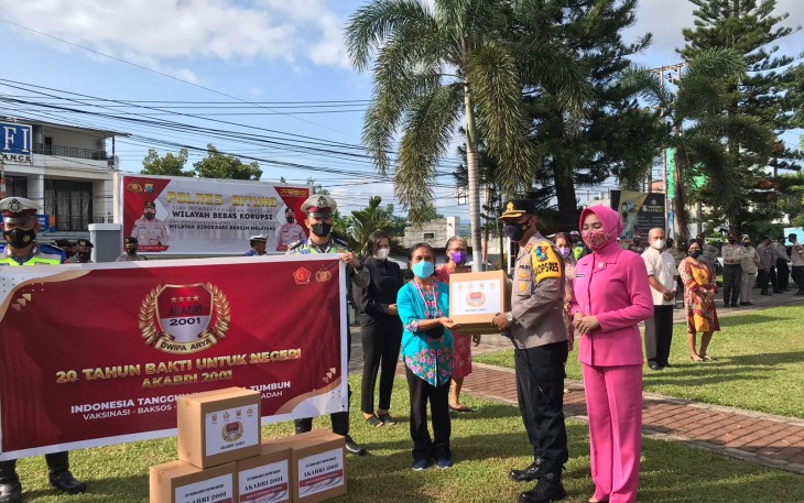 Kapolres Bitung di dampingi ketua Bhayangkari Bitung saat gelar Bhakti sosial
