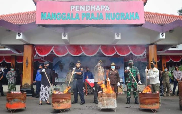 Bupati Trenggalek, Mochamad Nur Arifin bersama dengan Kantor Pengawasan dan Pelayanan Bea dan Cukai Tipe Madya Pabean C Blitar dan Forkopimda Trenggalek, saat memusnahkan barang sitaan, Barang kena cukai di halaman Pendopo Manggala Praja Nugraha, Kamis (23/12) (Foto - Hardi Rangga, klikwarta.com)
