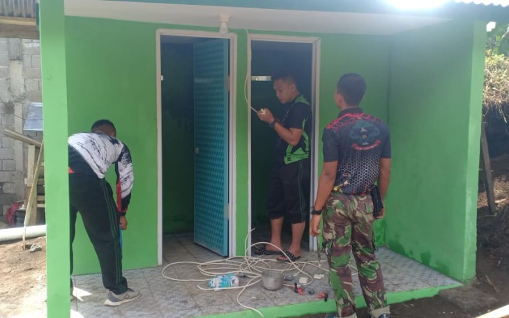 Personil satgas TMMD Ke-111 Kodim 1310/Bitung saat memasang fasilitas tambahan