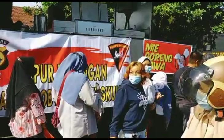 Layani Hingga 765 Porsi, Dapur Lapangan Brimob Diserbu Warga Saat Serbuan Vaksinasi