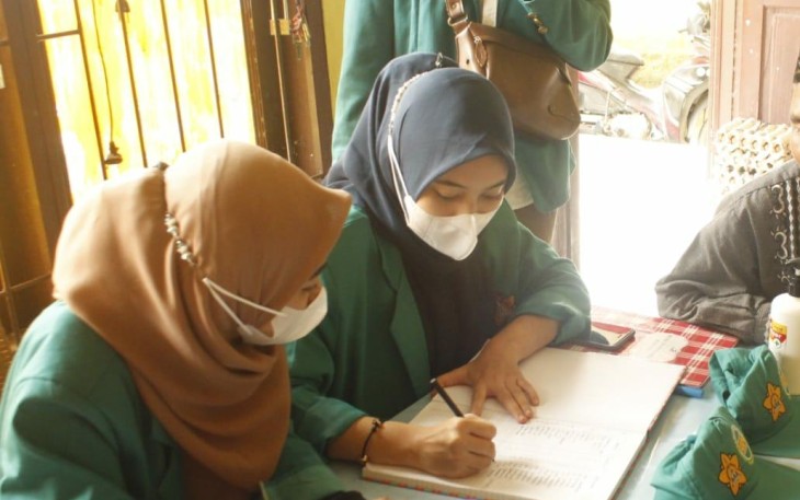 Mahasiswa Unsyiah Kelompok KKN reguler 169, saat ambil bagian dalam kegiatan vaksinasi covid-19 di Desa Pea Bumbung, Singkil, Kabupaten Aceh Singkil
