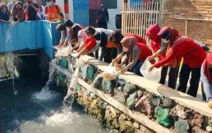 PKK Joglo Tebar Ikan di Sungai Bakalan