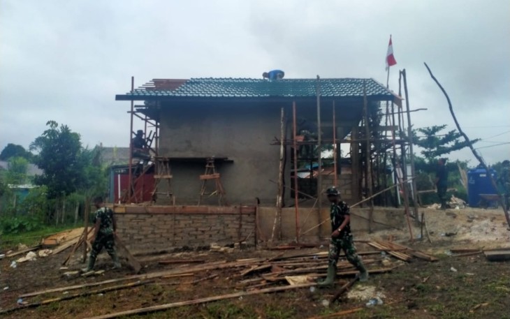 Satgas TMMD Pasang Atap Pos Kamling