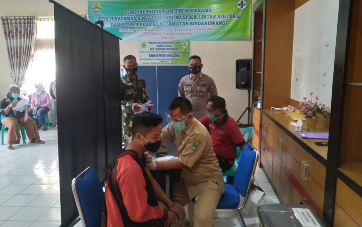 Polsek Sindangwangi Polres Majalengka Pantau Pelaksanaan Vaksin di Puskesmas Sindangwnagi