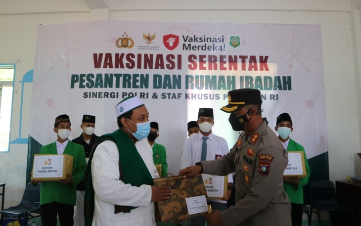 Polres Bintan Salurkan Bantuan 100 Paket Sembako Untuk Santri Pesantren Mambaus Sholihin dan Masyarakat