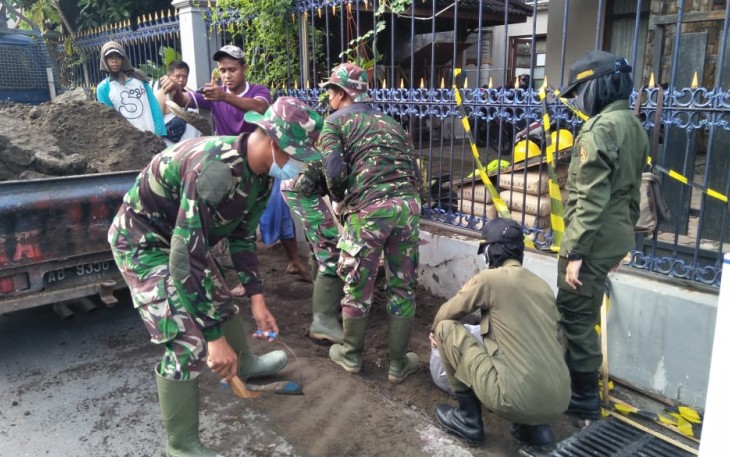 MAHASISWA BERSINERGI BERGOTONG ROYONG BANGUN SALURAH SAH 