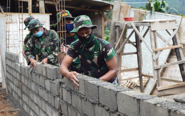 Satgas TMMD Bergotong Royong Bersama Warga Pasang Batako