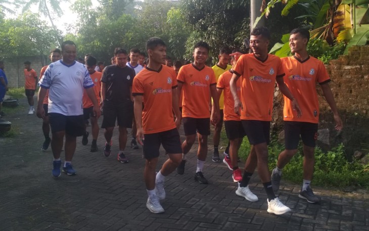 Olahraga di pagi hari menjadi kebiasaan para pemain Persika Karanganyar sejak  berada dan menempati home basenya