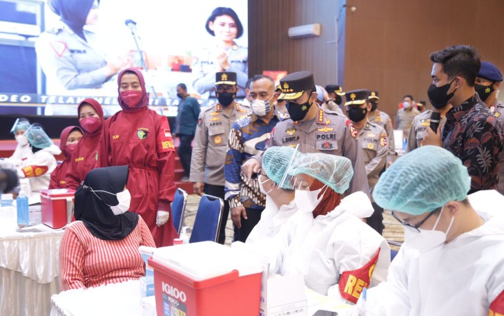 Kapolri Jenderal Listyo Sigit Prabowo Meninjau Langsung Pelaksanaan Vaksinasi Massal