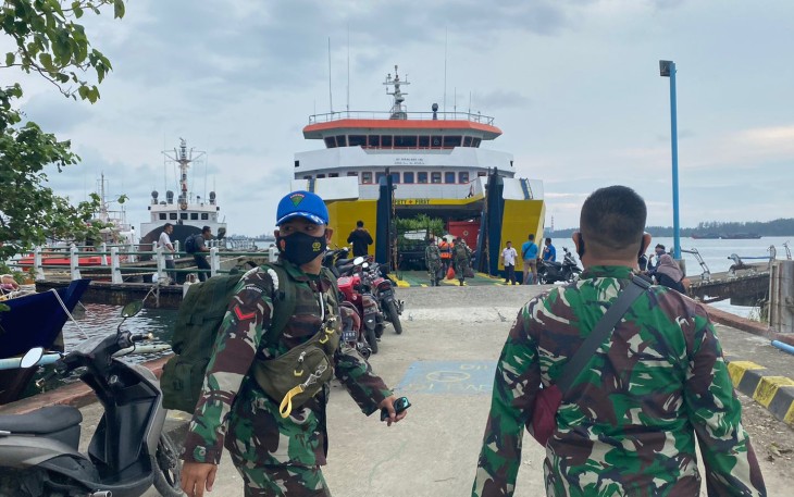Peraiapam prajurit TNI Kodim 0423 Bengkulu Utara menuju Pulau Enggano di Pelabuhan Pulau Bai Bengkuli
