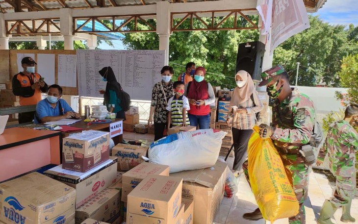 Ibu Persit kodim 1310/Bitung  saat memberikan bantuan ke posko