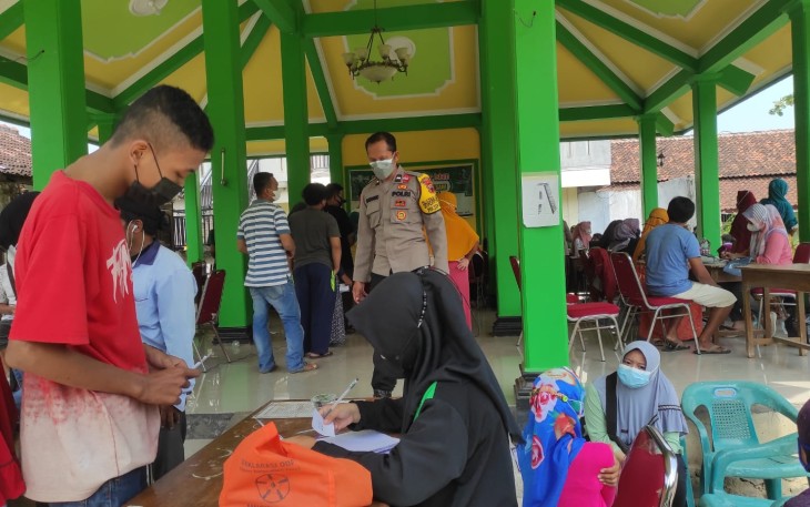 Babinkamtibmas Kelurahan Johorejo monitoring Vaksinasi di Balai desa Johorejo 
