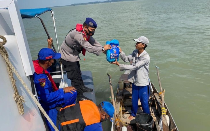 Ditengah perpanjangan PPKM, Satpolairud Polres Karimun Gencar Salurkan Sembako