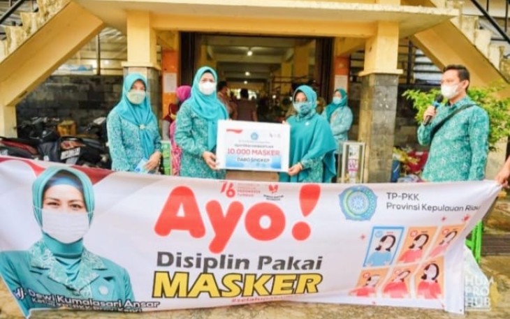 Ketua TP-PKK Kepulauan Riau Hj Dewi Kumalasari Ansar mengawali kunjungan kerja hari kedua di Kabupaten Lingga dengan membagikan masker kepada masyarakat di pasar sayur Dabo Singkep, Kamis (26/8).