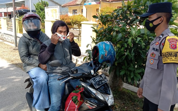 Polsek Cingambul Beri Imbauan Pakai Masker 