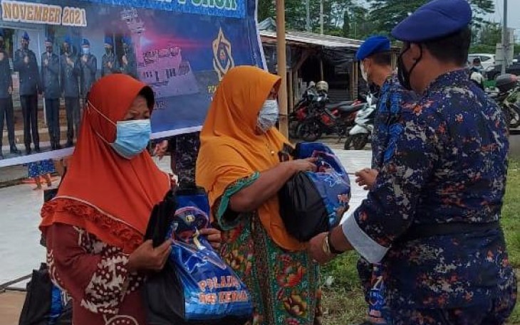 Kasat Polairud Polres Kendal membagikan paket sembako kepada masyarakat,. Rabu 24/11/2021