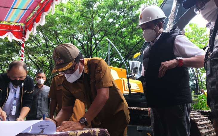 Walikota Bitung Maurits Mantiri saat menerima bantuan satu unit alat berat excavator dari kementerian PUPR
