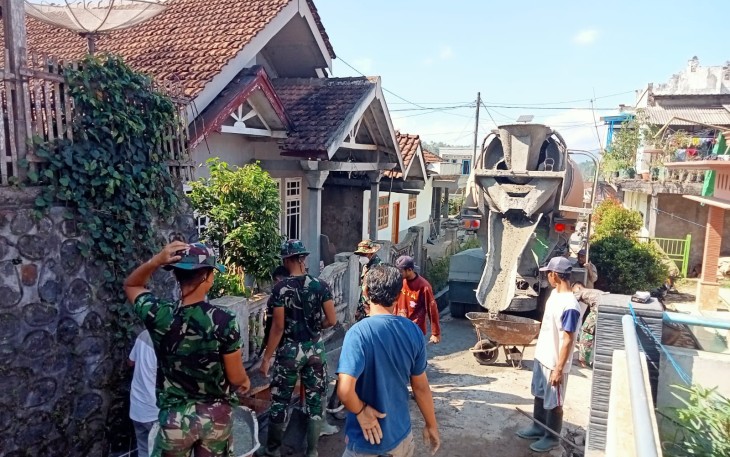 Penantian Adukan Cor Semen TMMD 112