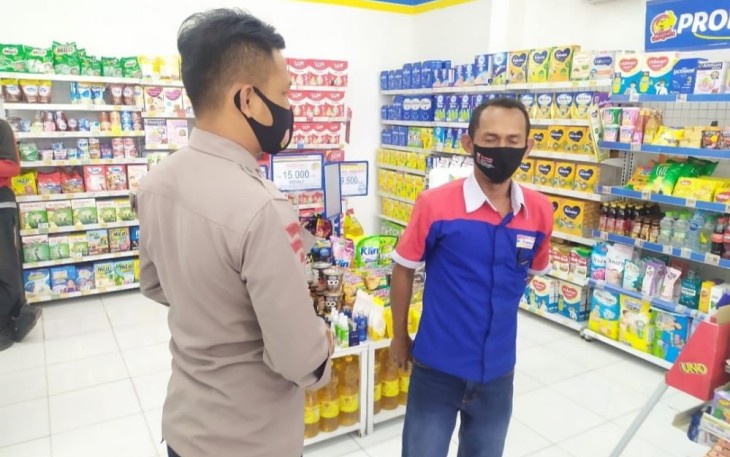 Anggota Polsek Dawuan Polres Majalengka Imbau Pengunjung Minimarket Disiplin Prokes