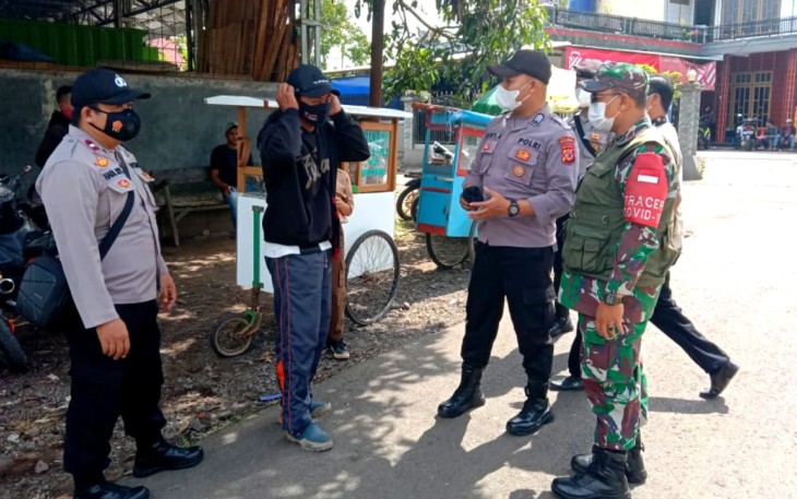 Kapolsek Cingambul-Polres Majalengka, Berupaya Beragam Kegiatan Guna Putus Penyebaran Covid -19 Yang Dilakukan Polisi Bersinergi Dengan TNI Gelar Ops Yustisi Di Jalan Ds.Muktisari