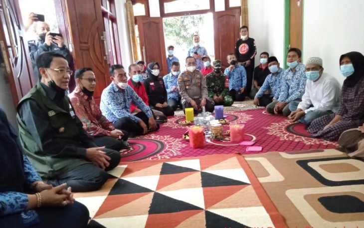 Kapolsek Cingambul Bersama Forkopimda Takjiah Kepada Keluarga Korban Tenggelam di Sungai Cileueur Ciamis