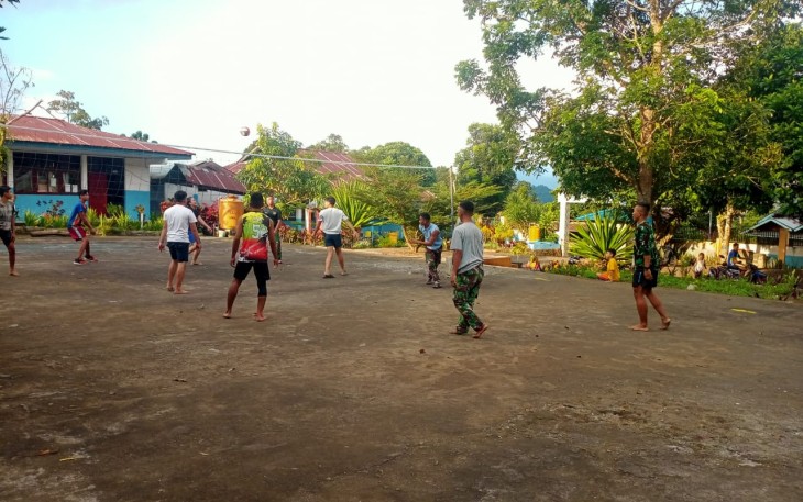 Satgas TMMD bersama warga olahraga volly bersama
