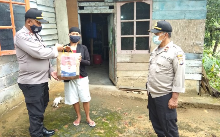 Sat Binmas Polres Tanjungpinang Bagikan  Sembako Kepada Warga Terdampak PPKM Level 4