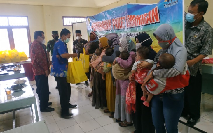 penyerahan bantuan kepada keluarga penderita stunting di Kecamatan Sukorejo, Rabu (15/12/2021).
