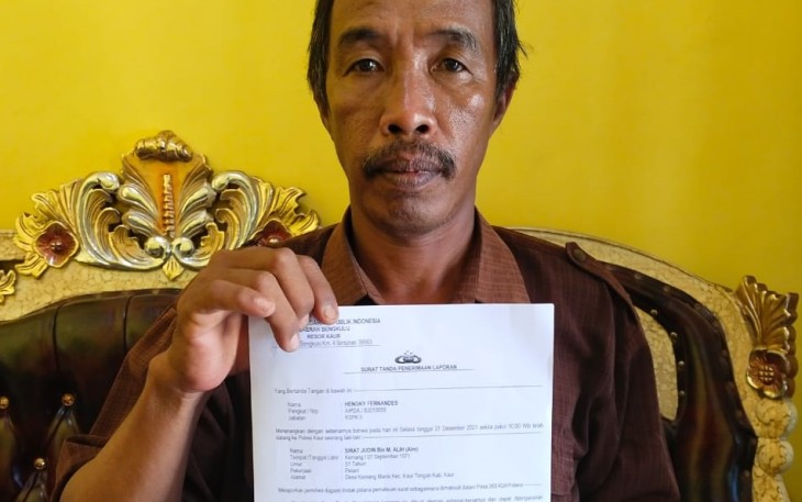 SJ. Mantan Kepala Desa Kemang Manis Memperlihatkan Surat Laporan atas tindak pindana 263 KUHP